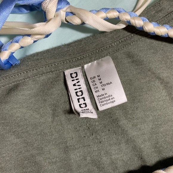 H&M Divided front-pocket tee 💚 - Picture 3 of 3